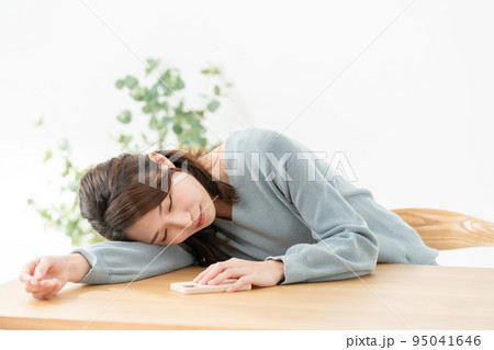 眠る女性 95041646