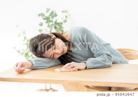 眠る女性 95041647