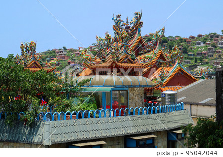 台湾の観光名所、九份の仏教寺院の明聖宮 95042044