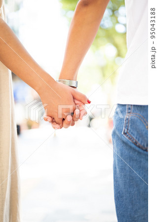 手をつなぐ男女　カップル　恋愛 95043188