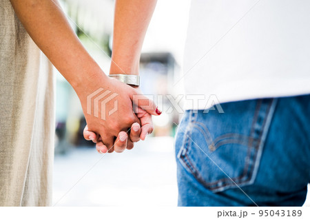 手をつなぐ男女 カップル 恋愛 手をつなぐ男女 カップル 恋愛 95043189