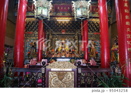 九份の豪華絢爛の明聖宮の祭壇 95043258