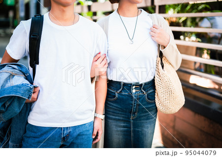 腕を組んでデートする男女 カップル 恋人 腕を組んでデートする男女 カップル 恋人 95044079