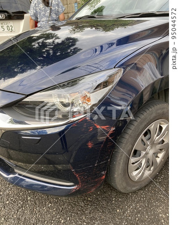 車をこすってしまった! 車をこすってしまった! 95044572