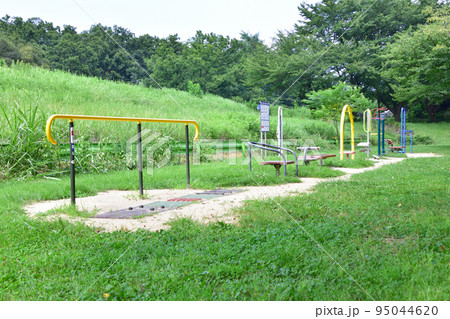 公園の健康遊具 95044620