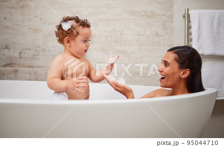 mom baby bath 