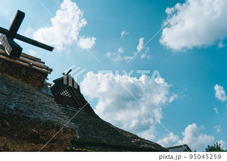 茅葺き屋根と夏雲#1 95045259