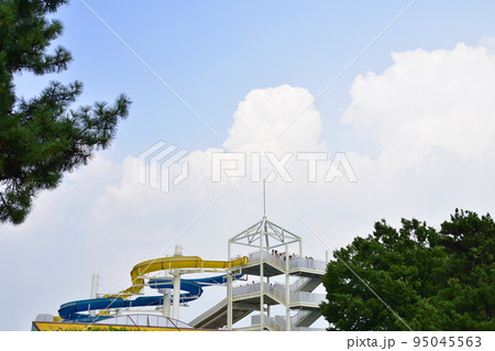 夏雲とウォータースライダー 95045563