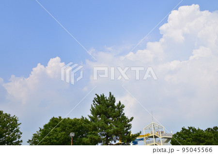 夏雲とウォータースライダー 95045566
