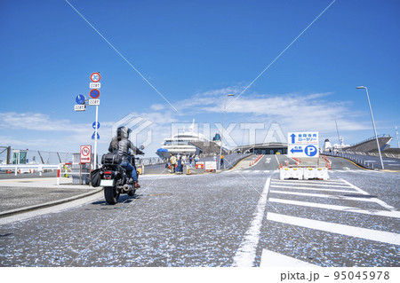 クルーザーバイクで横浜ツーリングをする女性ライダー クルーザーバイクで横浜ツーリングをする女性ライダー 95045978