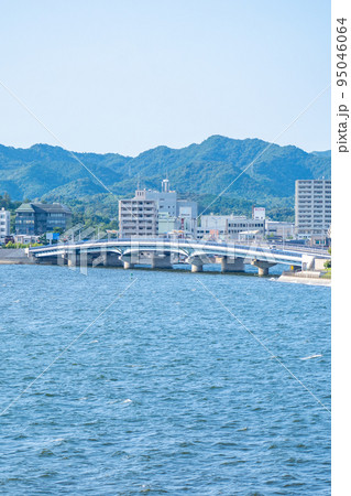 島根県立美術館から望む宍道湖大橋（島根県松江市） 95046064