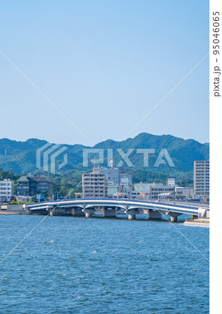 島根県立美術館から望む宍道湖大橋（島根県松江市） 95046065
