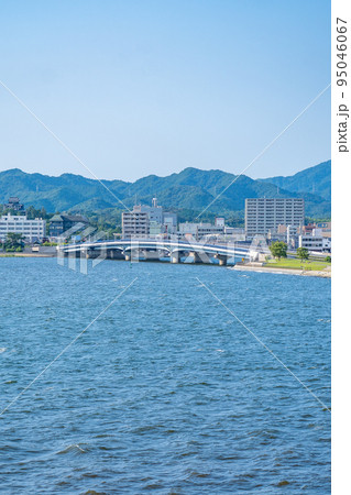 島根県立美術館から望む宍道湖大橋（島根県松江市） 95046067