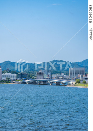 島根県立美術館から望む宍道湖大橋（島根県松江市） 95046068