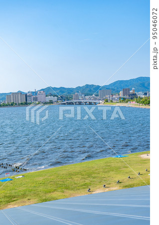 島根県立美術館から望む宍道湖大橋（島根県松江市） 95046072