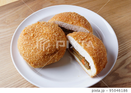 カレーパン　惣菜パン 95046186