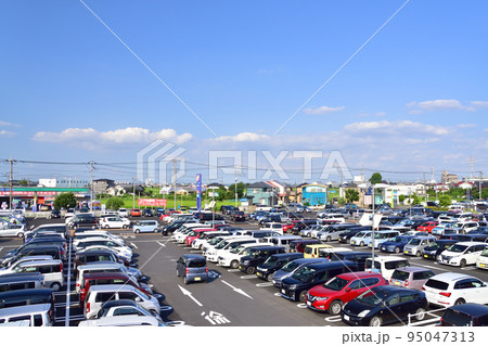 混雑した大型商業施設の駐車場 混雑した大型商業施設の駐車場 95047313