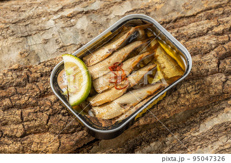 オイルサーディン　Oil sardines outdoor pickled sardines 95047326