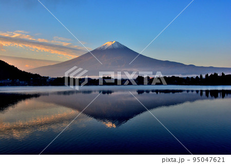 河口湖からの富士山の朝焼け 95047621