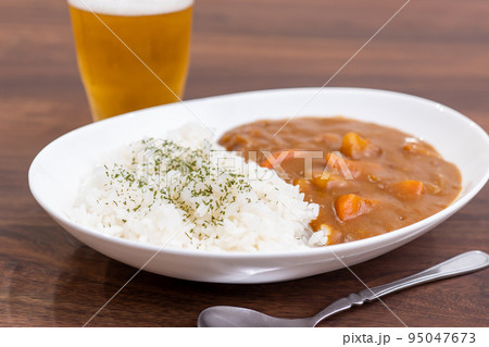 晩酌にビールとカレーライス 晩酌にビールとカレーライス 95047673