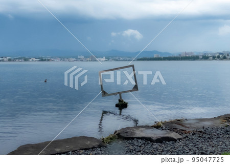 滋賀県大津市膳所城跡公園の琵琶湖のフレーム 滋賀県大津市膳所城跡公園の琵琶湖のフレーム 95047725