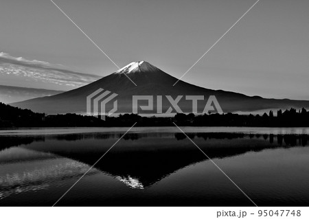 河口湖からの富士山の朝焼け モノクロ 95047748