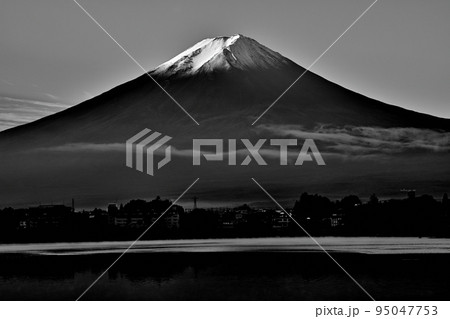 河口湖からの富士山の朝焼け モノクロ 河口湖からの富士山の朝焼け モノクロ 95047753