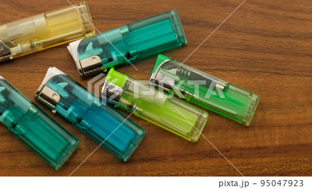 プラスチック性のカラフルな使い捨てライター 95047923