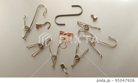 ステンレスやスチール製の小物。洗濯ばさみや、S字フック、磁石など、よく使うアイテムは、脱プラスチック 95047926