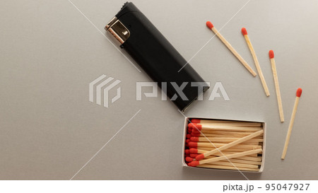 プラスチック製の使い捨てライターとマッチ箱 95047927