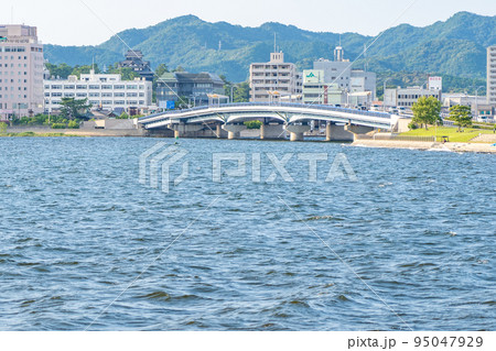 島根県立美術館から望む宍道湖大橋（島根県松江市） 95047929