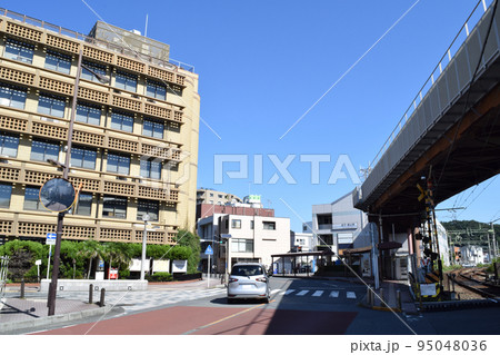 神奈川県 逗子・葉山駅北口の街並み 95048036