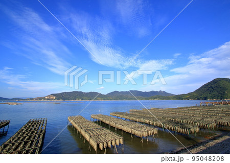 牡蠣抑制棚がある 広島県の瀬戸内海風景 牡蠣抑制棚がある 広島県の瀬戸内海風景 95048208