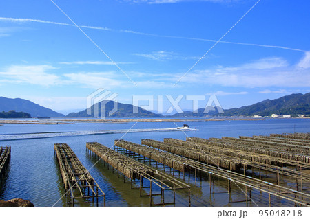 江田島湾でウエイクボードを楽しむ人 江田島湾でウエイクボードを楽しむ人 95048218