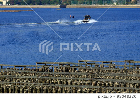 江田島湾でウエイクボードを楽しむ人 95048220