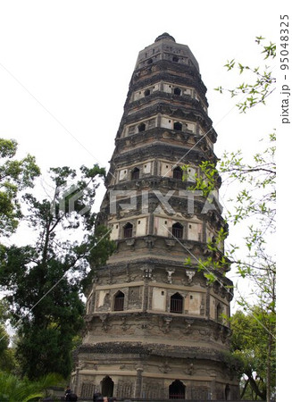中国蘇州 虎丘公園内の光景 中国春秋時代の呉王の陵墓跡 中国版ピサの斜塔が有名 中国蘇州 虎丘公園内の光景 中国春秋時代の呉王の陵墓跡 中国版ピサの斜塔が有名 95048325
