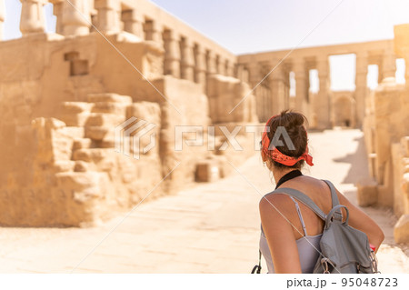Tourist gazing an ancient egyptian temple in Luxor 95048723