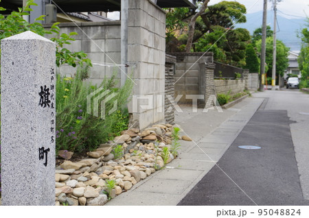 信州　松本市市街地　旧町名標識　「旗町」（はたまち）近傍の光景 95048824