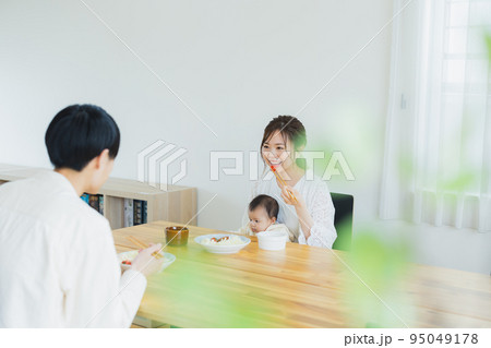 ファミリー　食卓 95049178