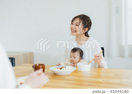 ファミリー　食卓 95049180