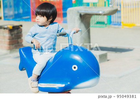 公園　子供　保育士　 95049381
