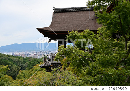 清水寺の本堂と街風景 95049390