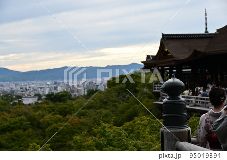 清水寺の本堂と街風景 95049394
