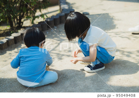 公園　子供　兄弟 95049408