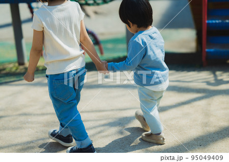 公園　子供　兄弟 95049409