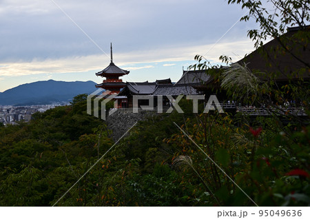 清水寺の本堂と街風景 95049636