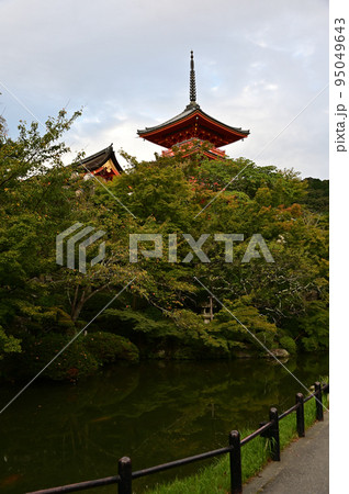清水寺の三重塔 95049643