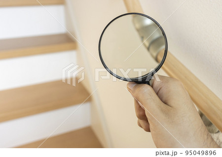 階段を虫眼鏡で確認するイメージ 95049896