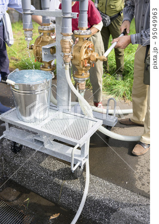 緊急貯水槽を使った訓練の様子 緊急貯水槽を使った訓練の様子 95049963