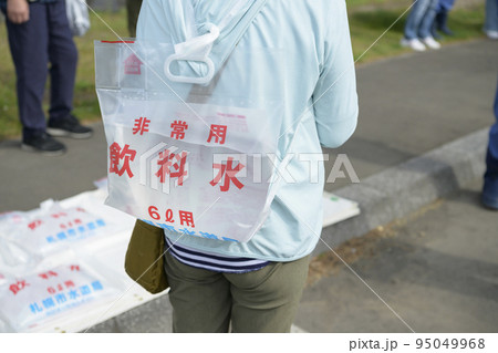 非常用飲料紙袋を背負う人物 非常用飲料紙袋を背負う人物 95049968